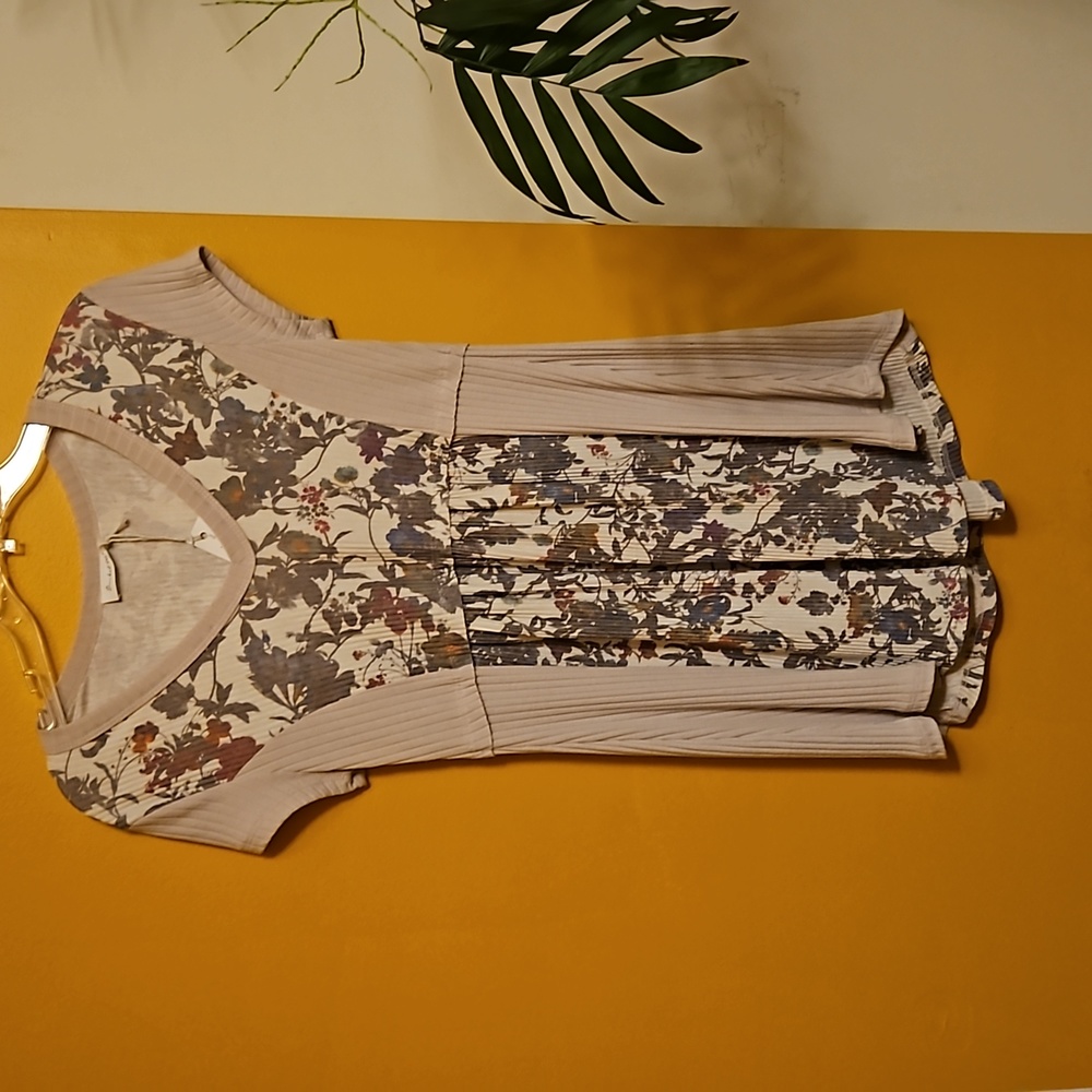Bucket List short sleeve top size small